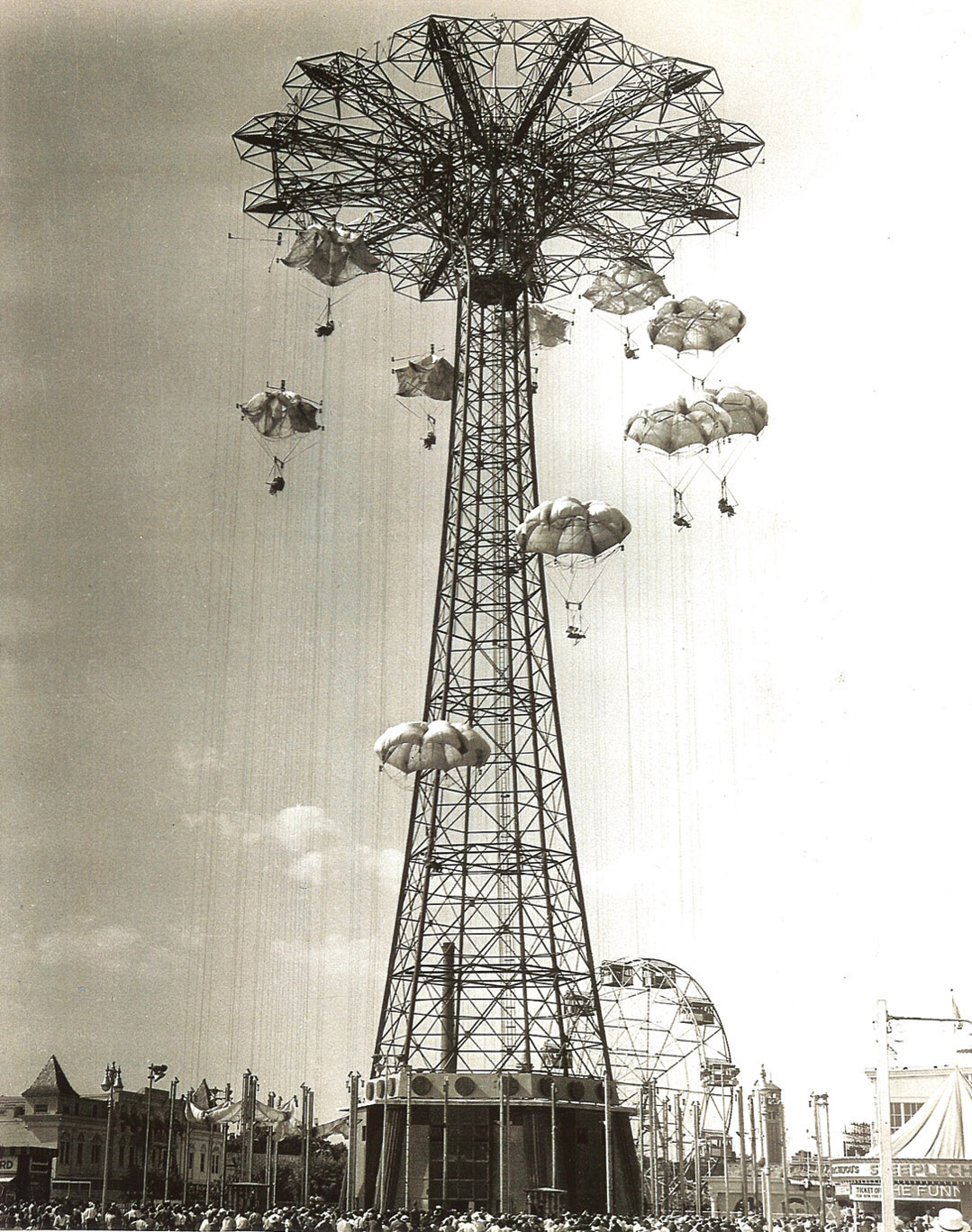 Parachute-ride-Coney-Island-sponsored-by-Lifesavers-Worlds-Fair-1940